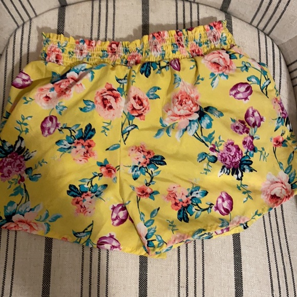 shorts! very stretchy elastic - Picture 2 of 3